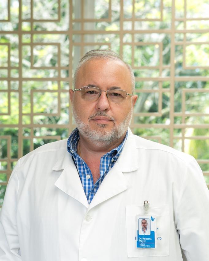 Dr. Roberto Estrazulas Mayer, cardiologista, no consultório em Porto Alegre